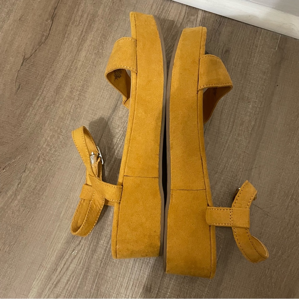 Old Navy faux suede flatform sandals - Picture 3 of 10